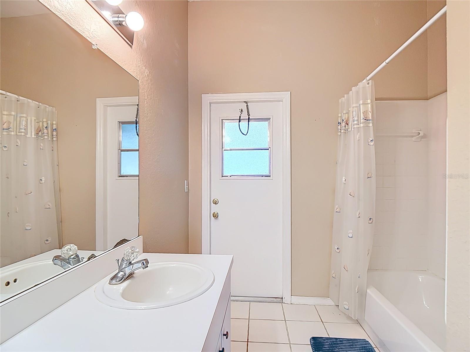 COUNTRY CLASS ESTATES - Residential