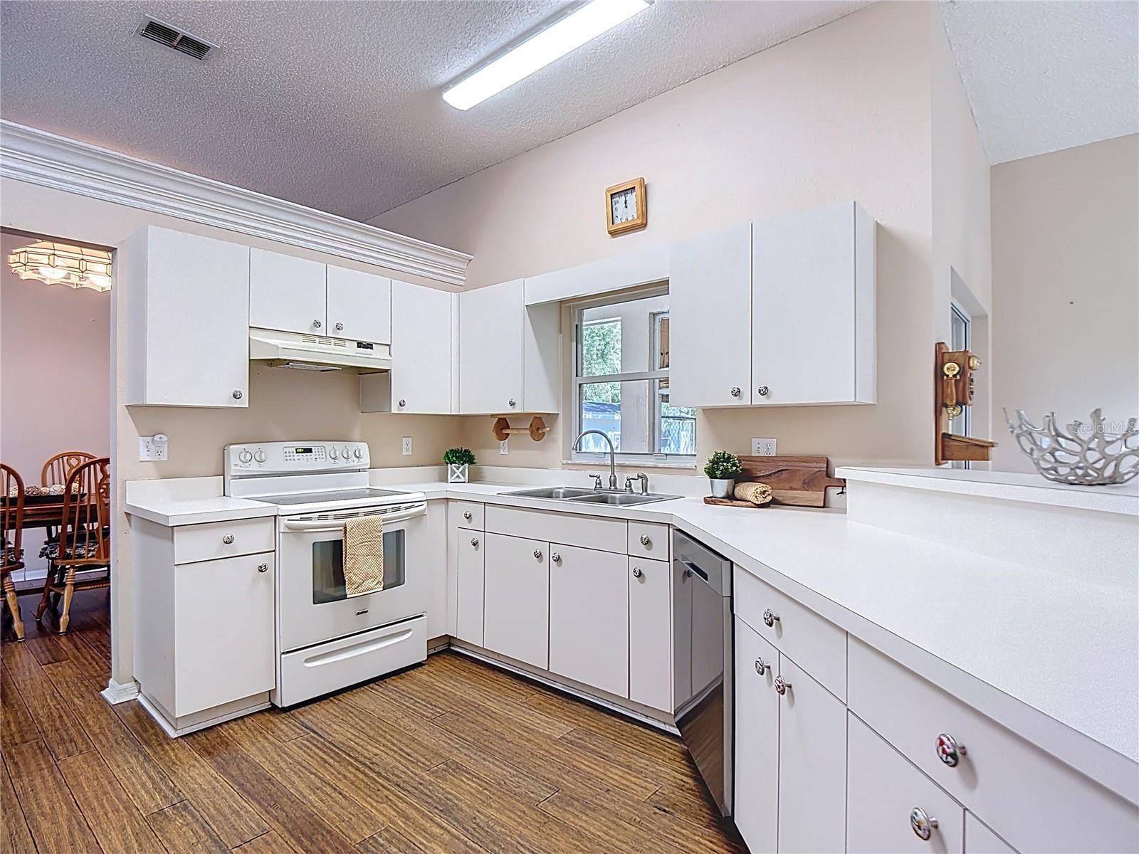 COUNTRY CLASS ESTATES - Residential