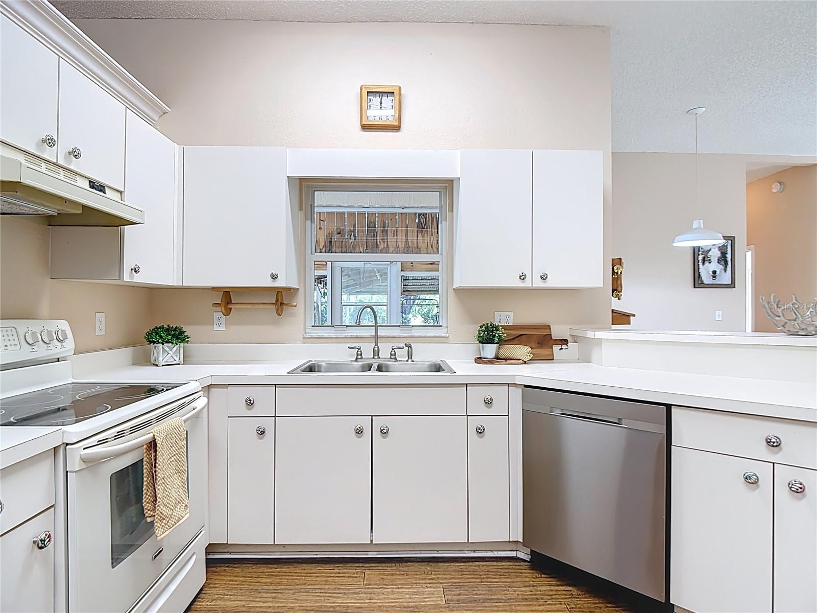 COUNTRY CLASS ESTATES - Residential