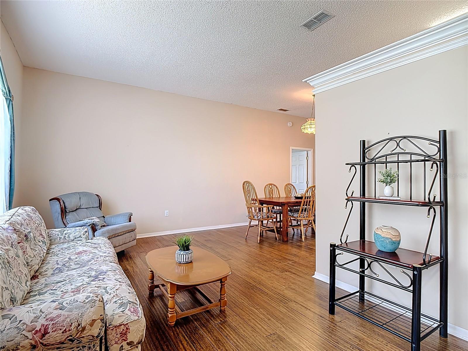 COUNTRY CLASS ESTATES - Residential