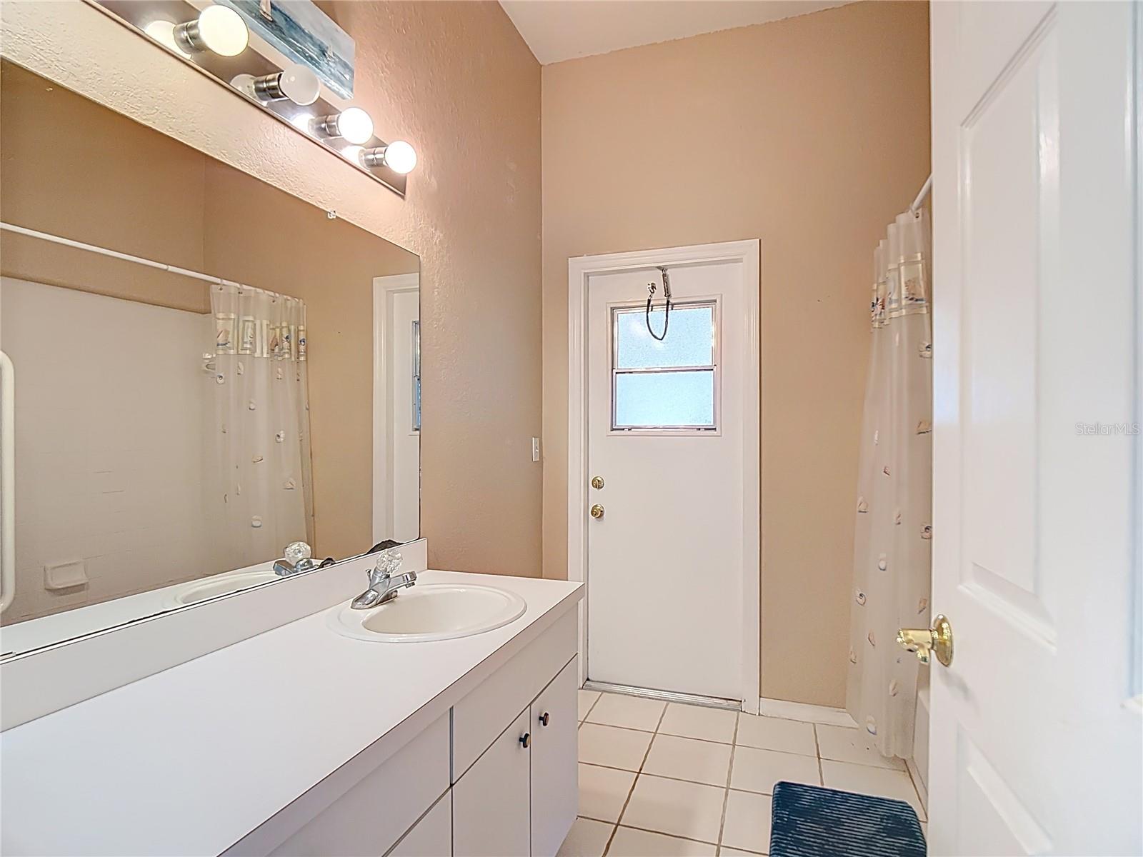 COUNTRY CLASS ESTATES - Residential