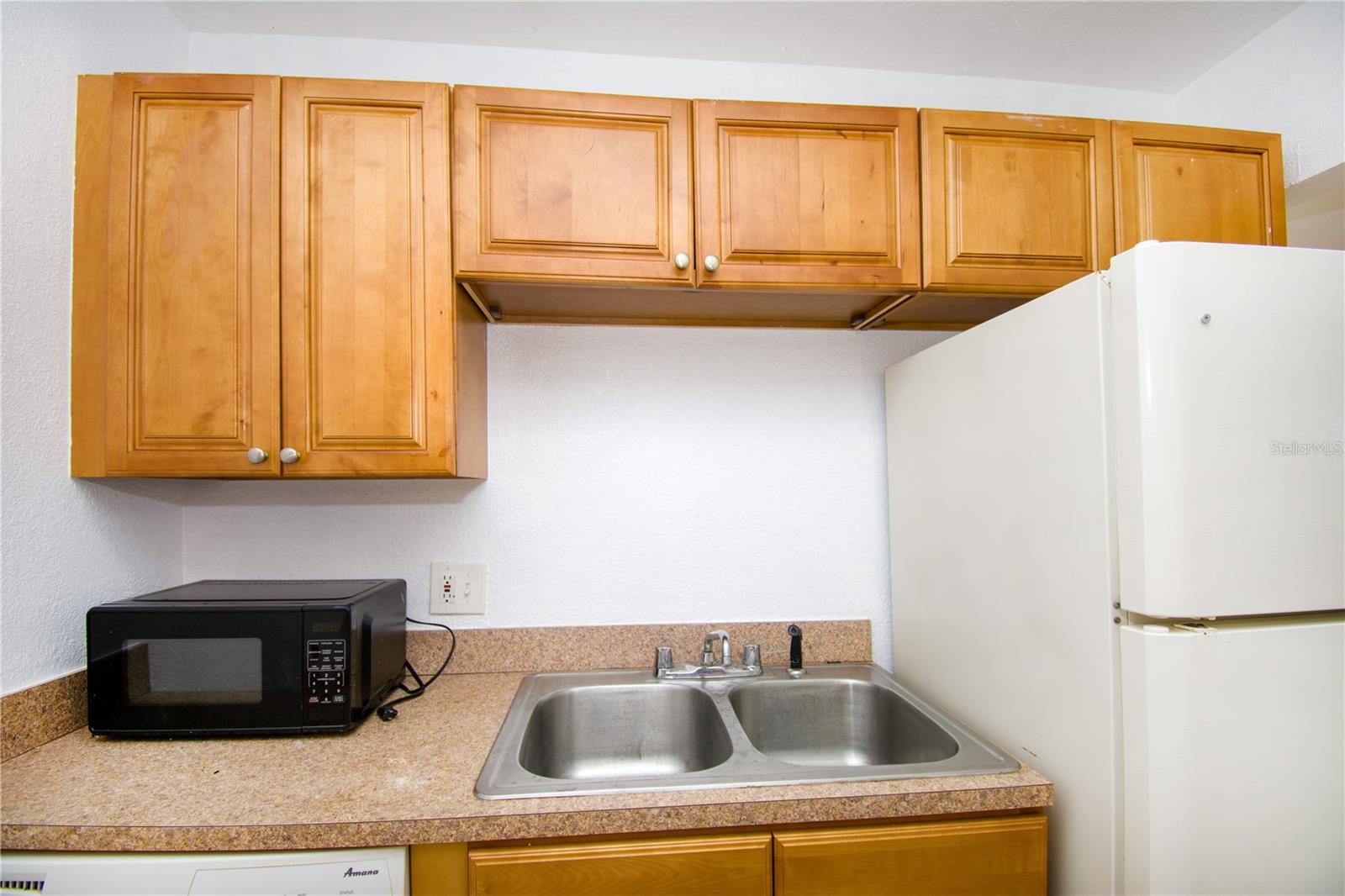 WHISPERING OAKS - Residential Lease