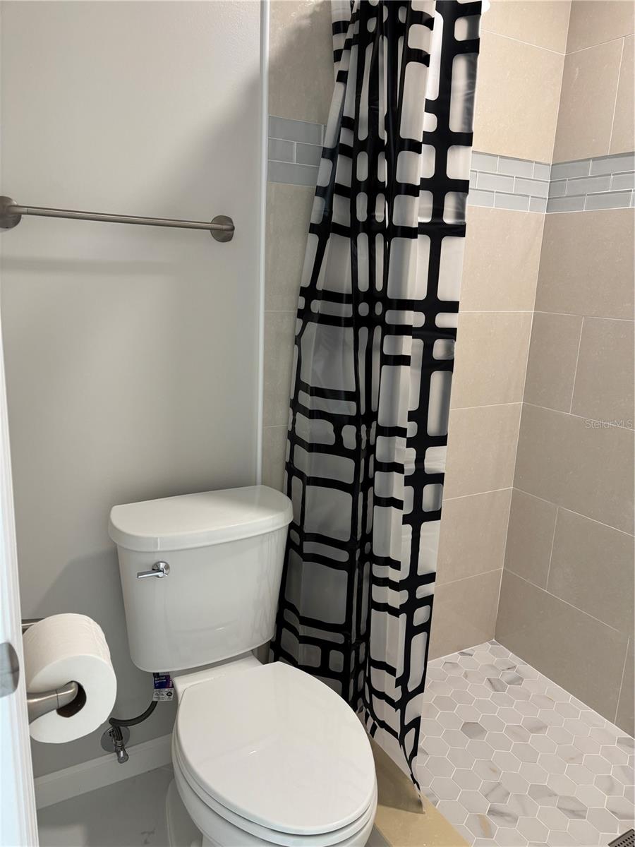 HIDDEN LAKE VILLAS - Residential Lease