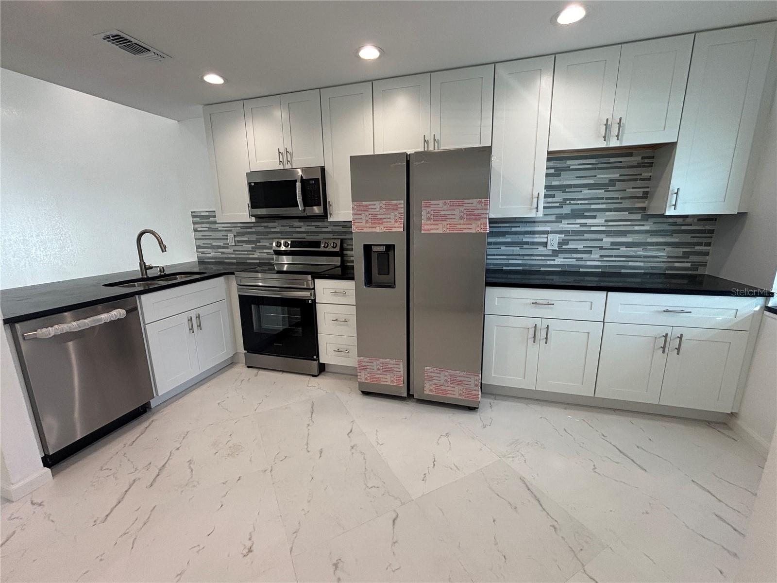 HIDDEN LAKE VILLAS - Residential Lease