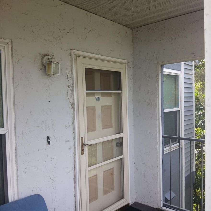 Very nice 1 bedroom 1 bathroom condo in an excellent location. Great tenant in place, ideal for an investor or first home buer.