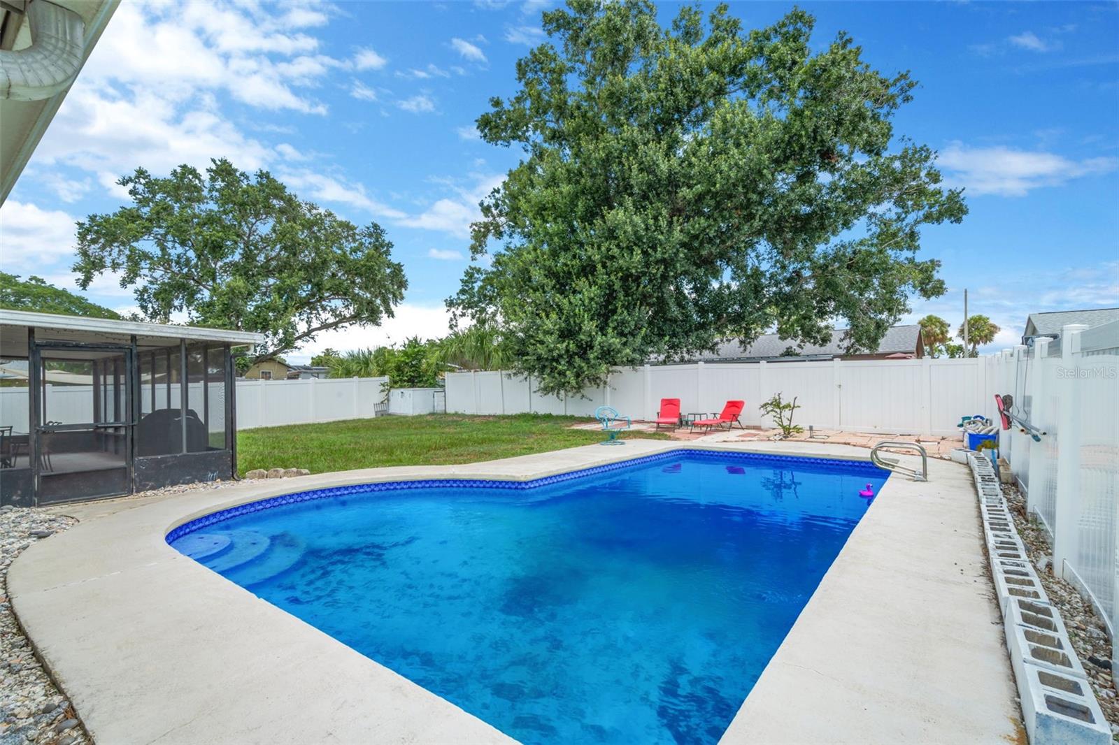 7217 CREEKWOOD COURT