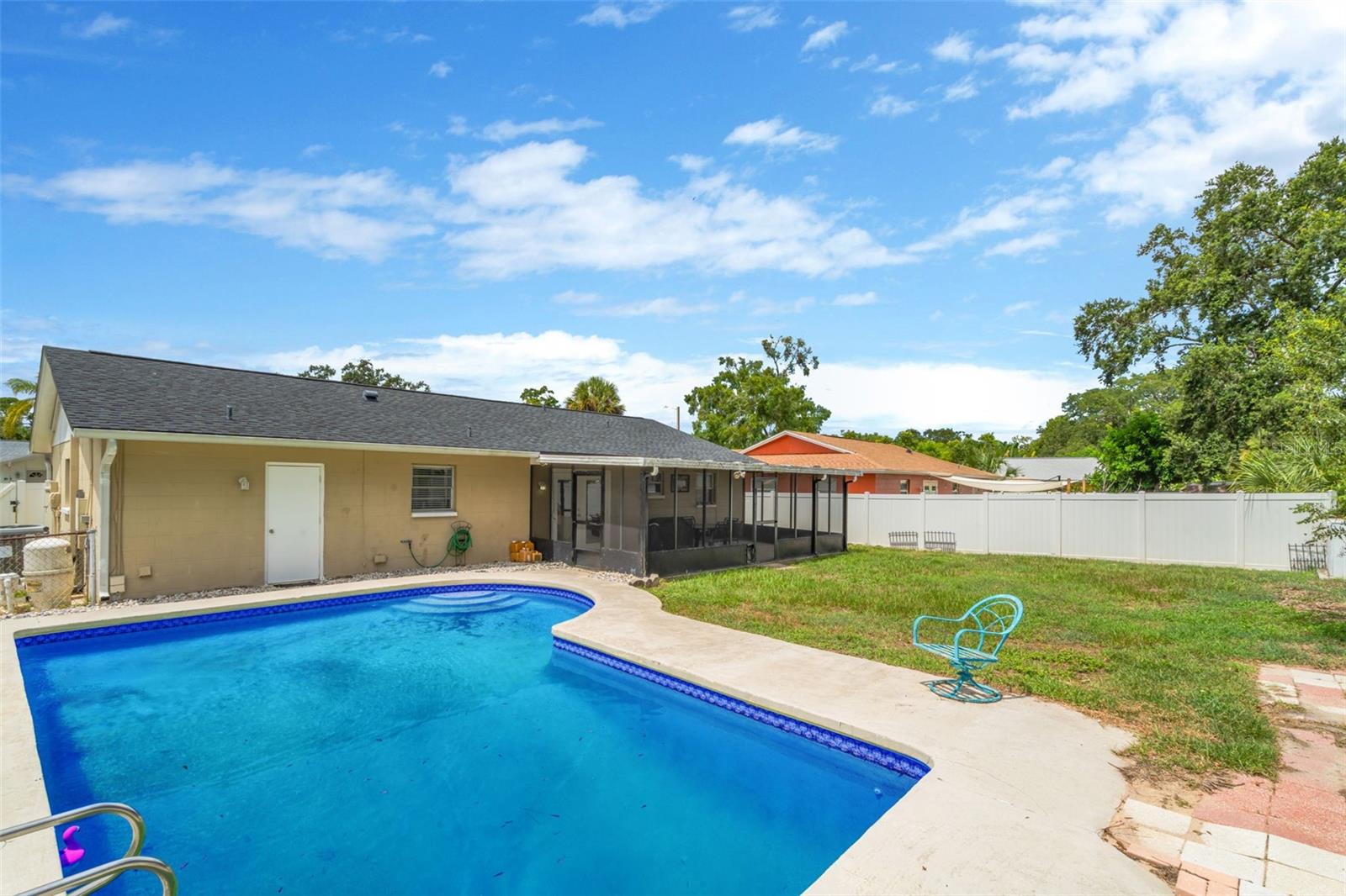 7217 CREEKWOOD COURT