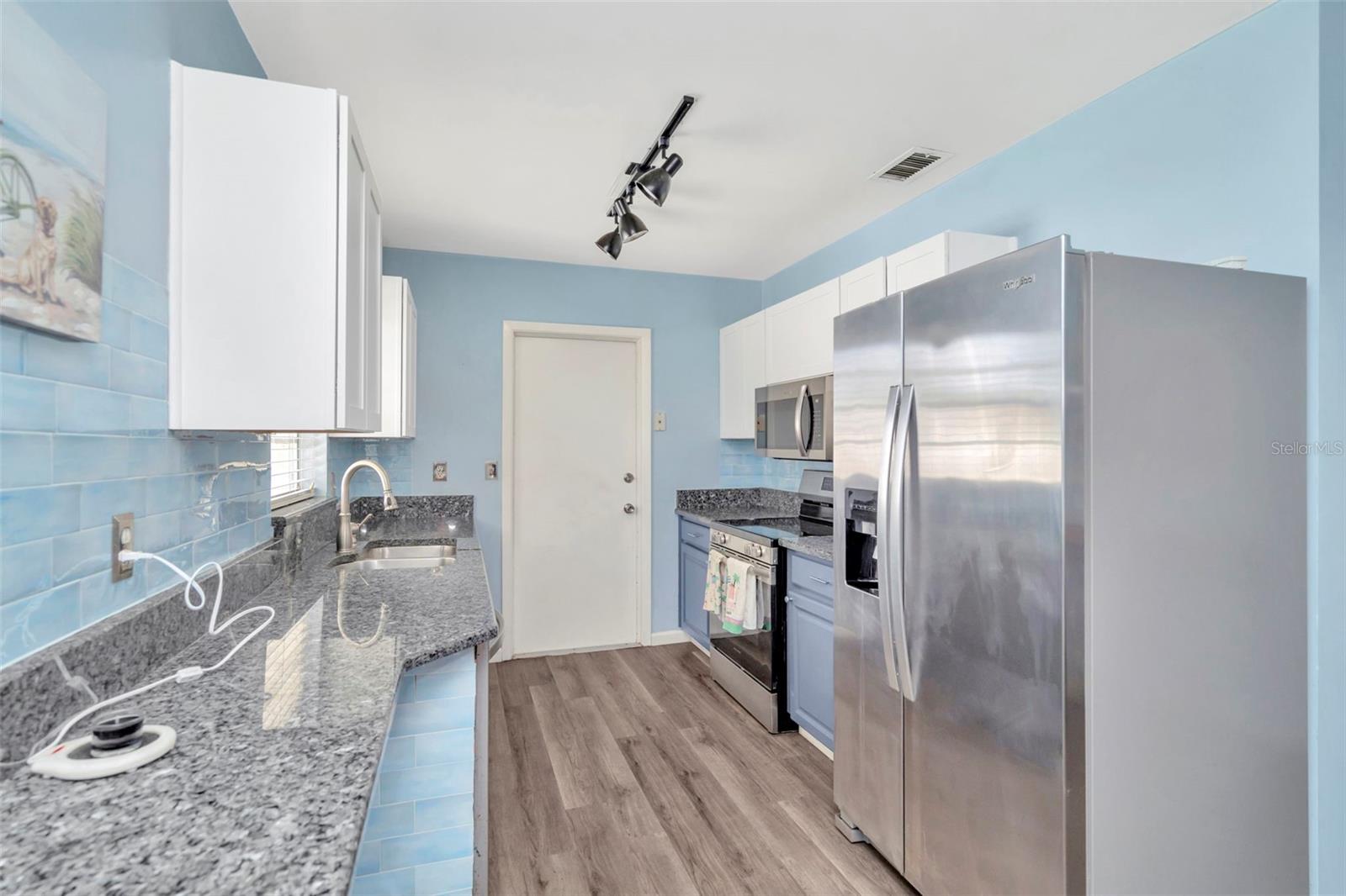 7217 CREEKWOOD COURT