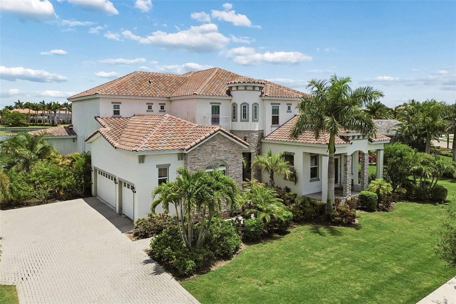 823 MANNS HARBOR DRIVE