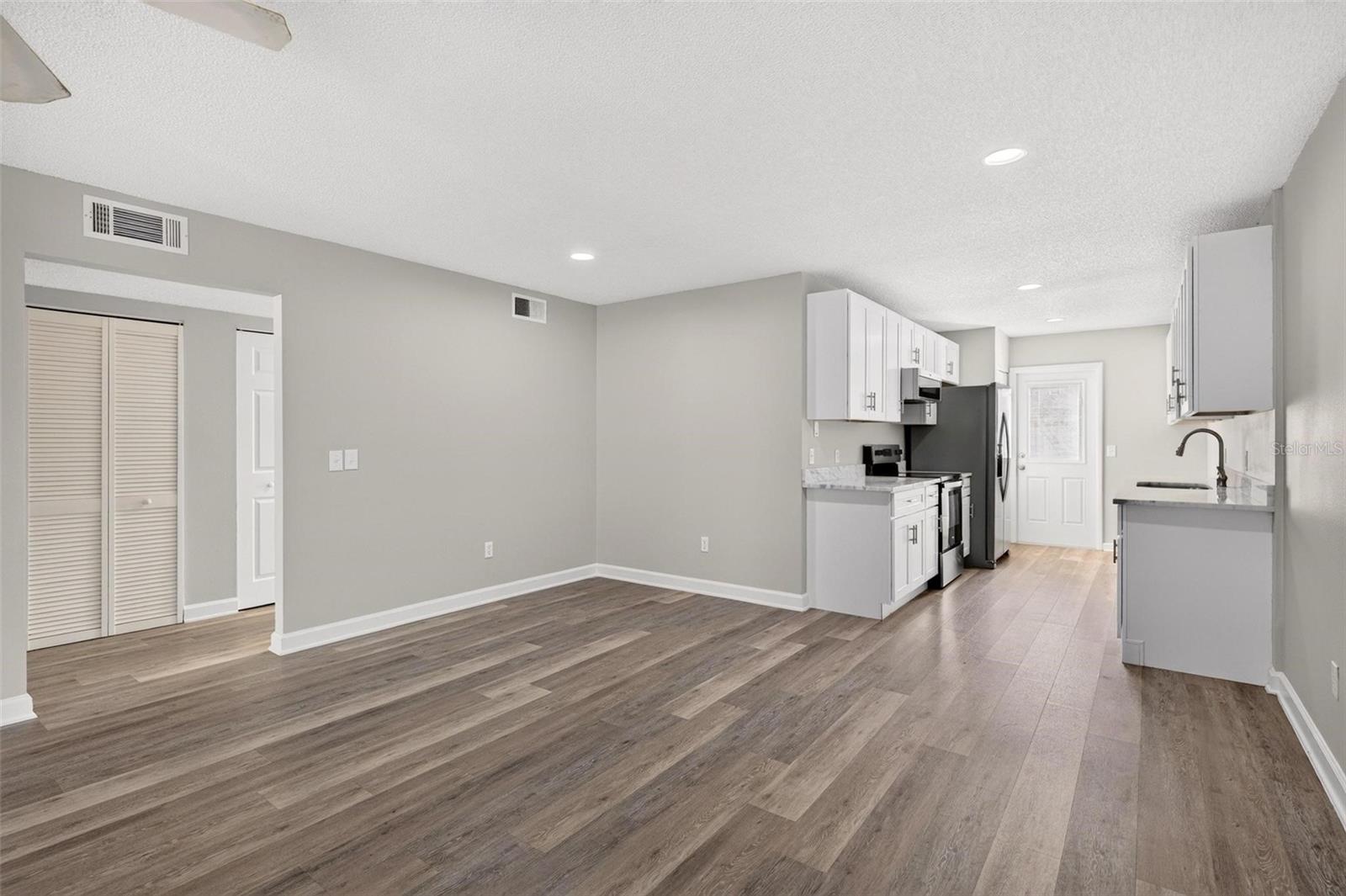 459 W ROSEWOOD LANE