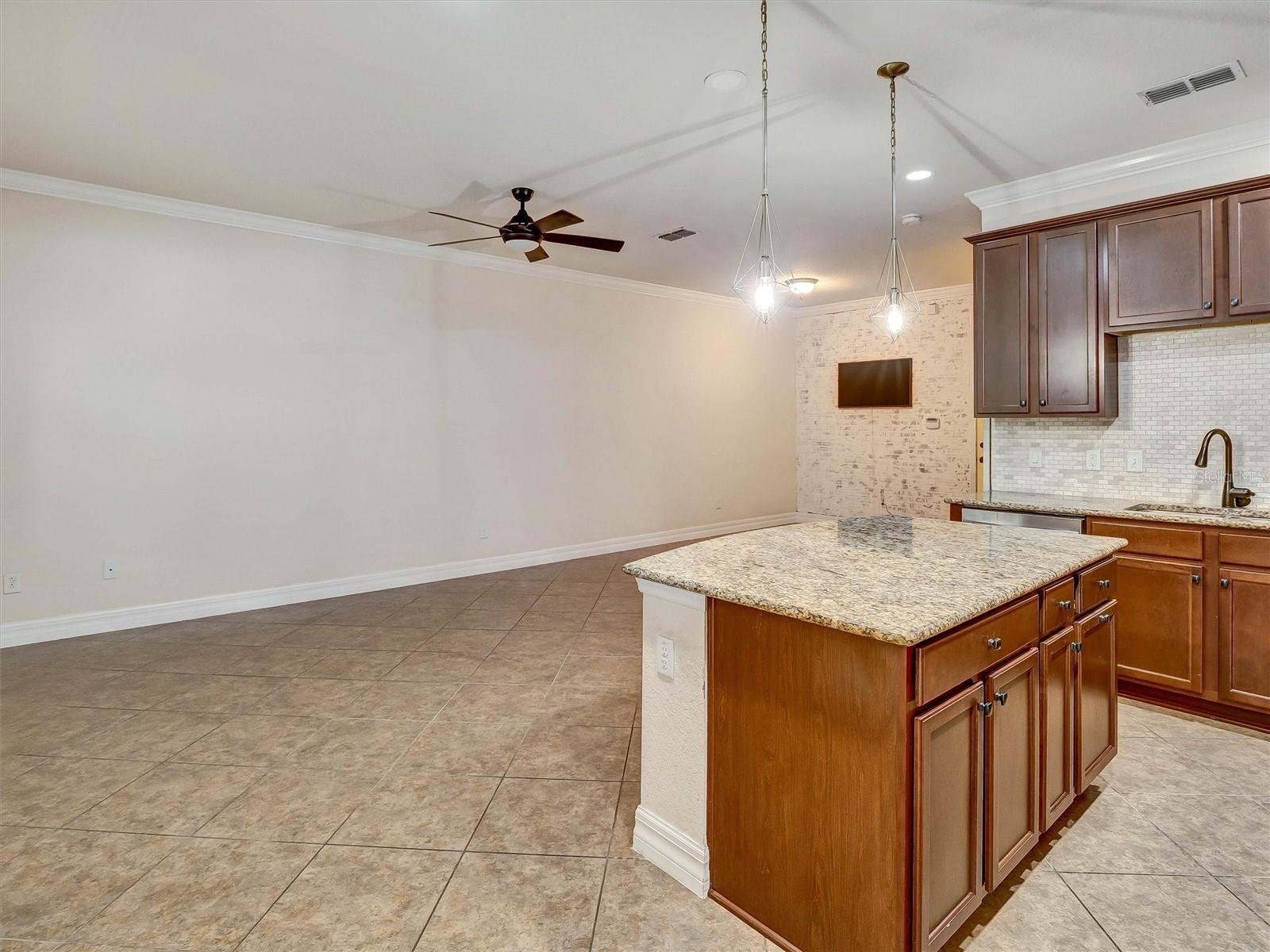 Casas a venda 2 - Jen Dantas 9986 EAGLE CREEK CENTER BOULEVARD
