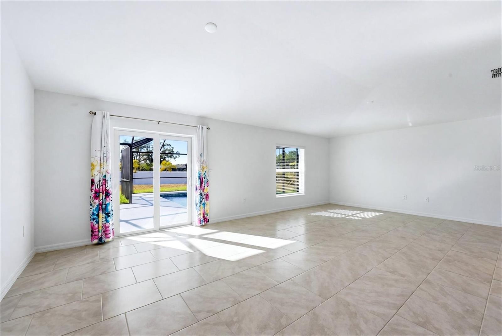 ROTONDA LAKES - Residential
