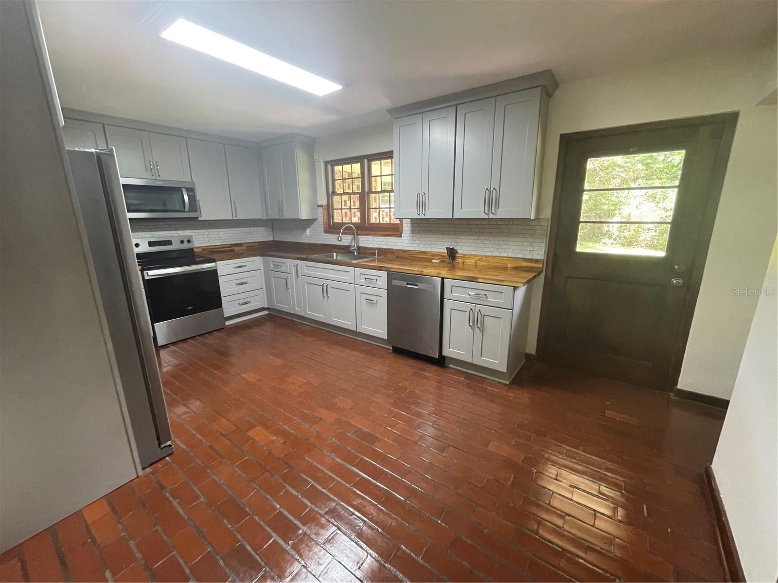 LAZONBY ACRES - Residential Lease