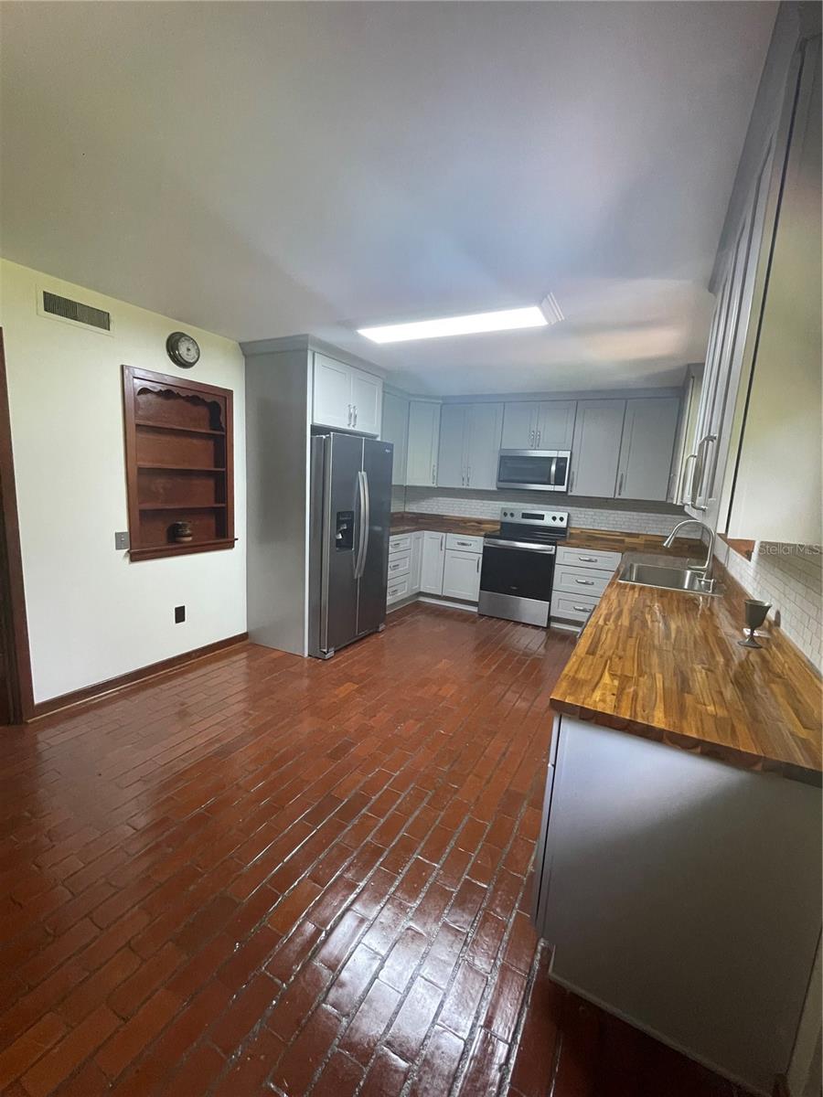 LAZONBY ACRES - Residential Lease