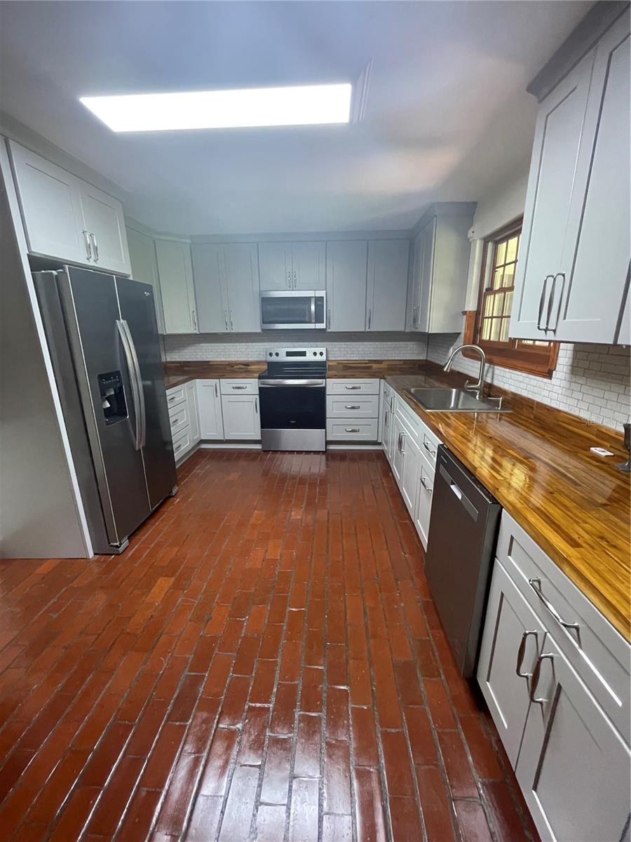 LAZONBY ACRES - Residential Lease