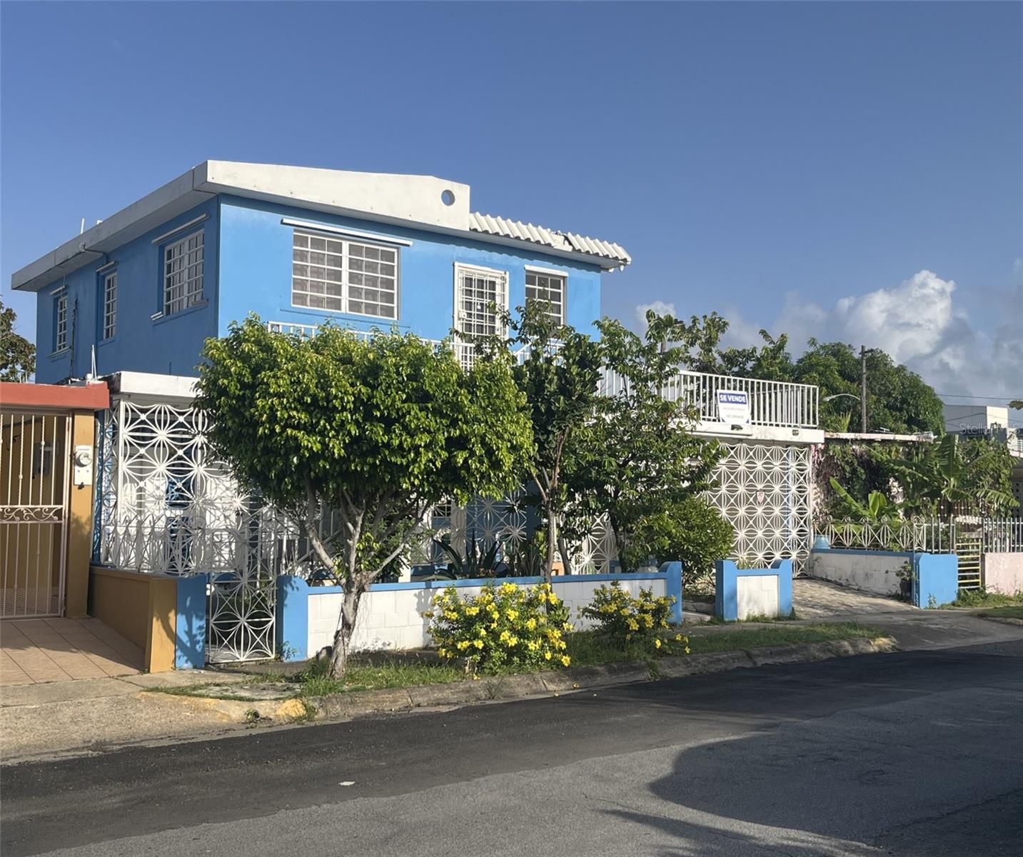 Excellent location near airport. 3 units with 6 bedrooms and 3 bathrooms, 312 mts2, just 5 minutes from the airport, and close to shopping centers, hospitals, schools, supermarkets among others.
this property could become a strong income-generating asset—whether for short rental purposes or a live-and-rent if desire.