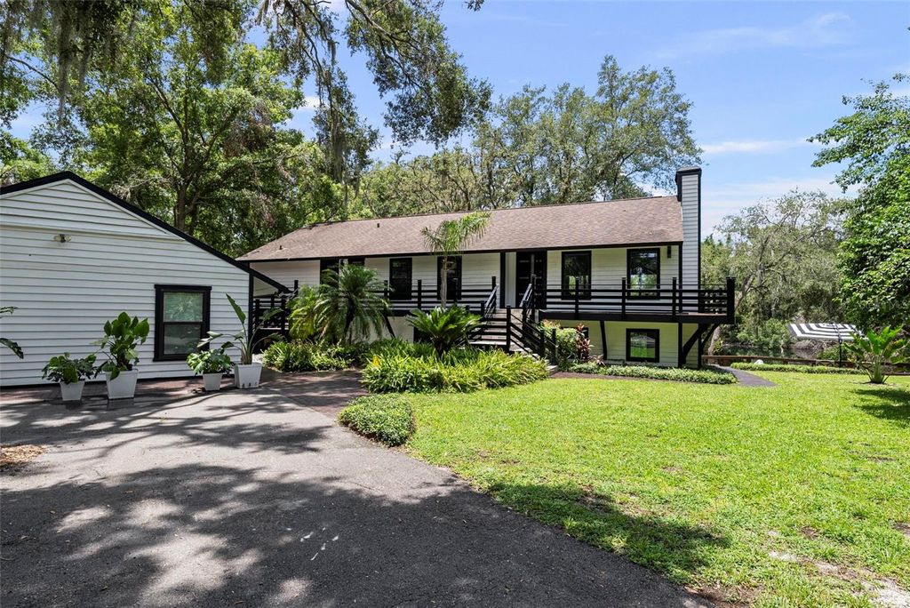 Photo of 900 Oak Hollow Place, Brandon, FL 33510 (MLS # TB8406233)