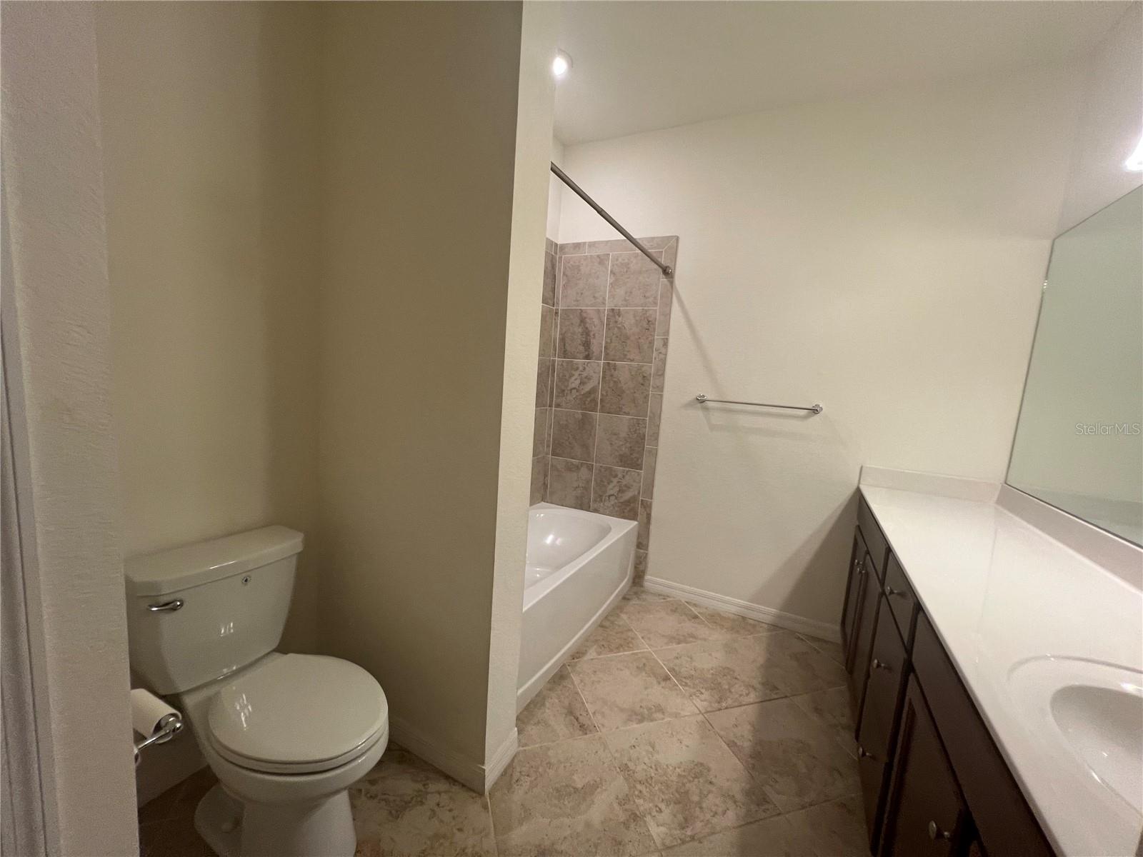 GRAN PARADISO TWNHMS 1B - Residential Lease