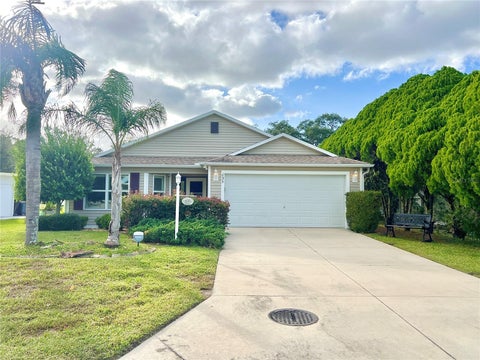 Photo of 835 Silver Oak Avenue, Lady Lake, FL 32159 (MLS # G5119573)