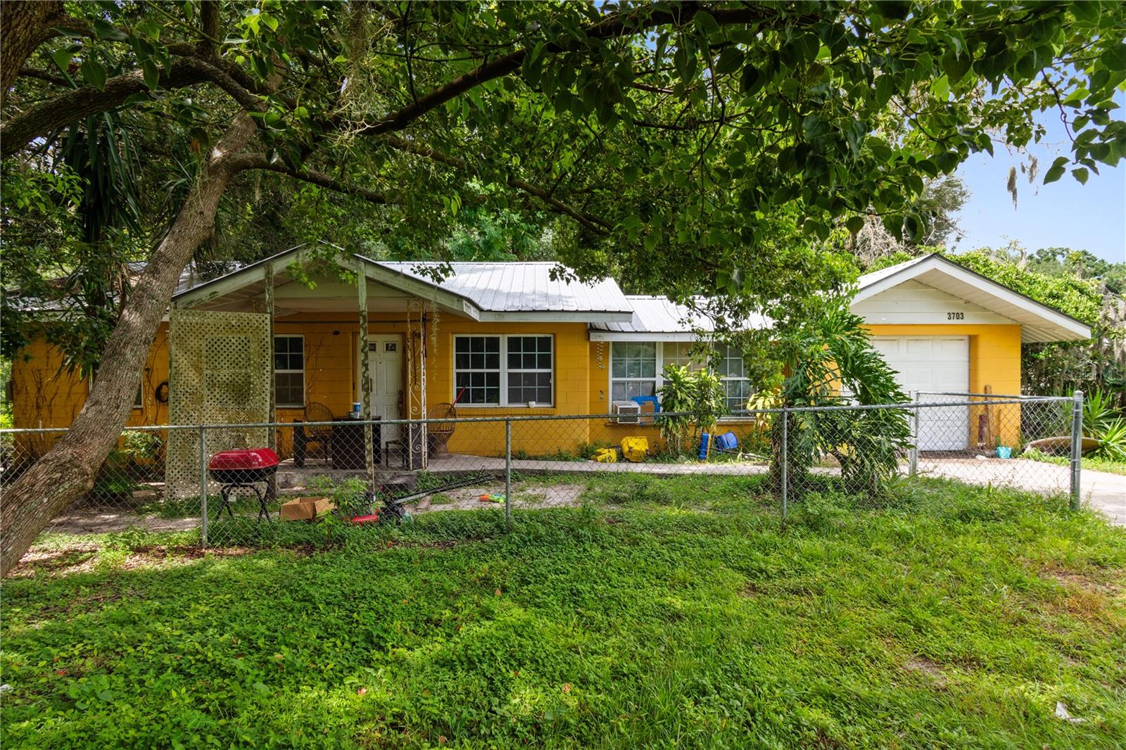 Amazing opportunity under market value on just under 1 acre.
This 2 bedroom 1 bathroom home will need some TLC. Once completed this will make a great home or a great investment property. The bonus room is air conditioned and can easily be converted into a proper third bedroom.
The expansive back yard has a ton of potential and with the proper care it can be amazing.
There is a month to month tenant in place that is scheduled to vacate no later than September 1st 2025.