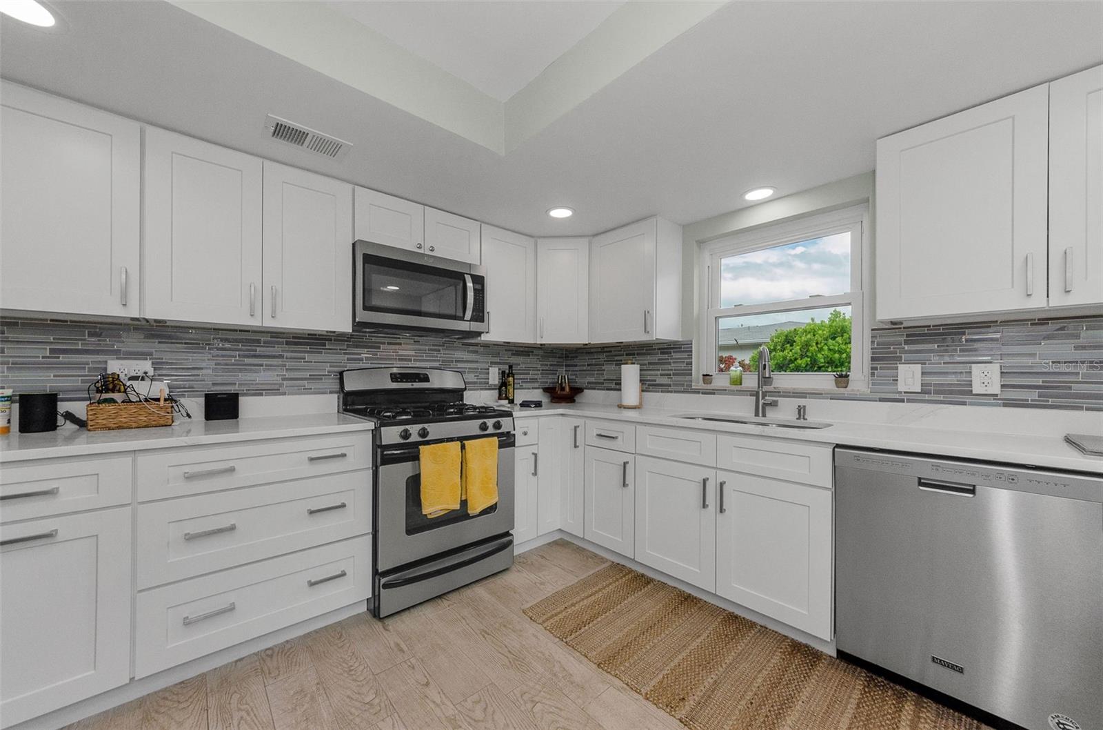 LAKESIDE TERRACE 1ST ADD - Residential Lease