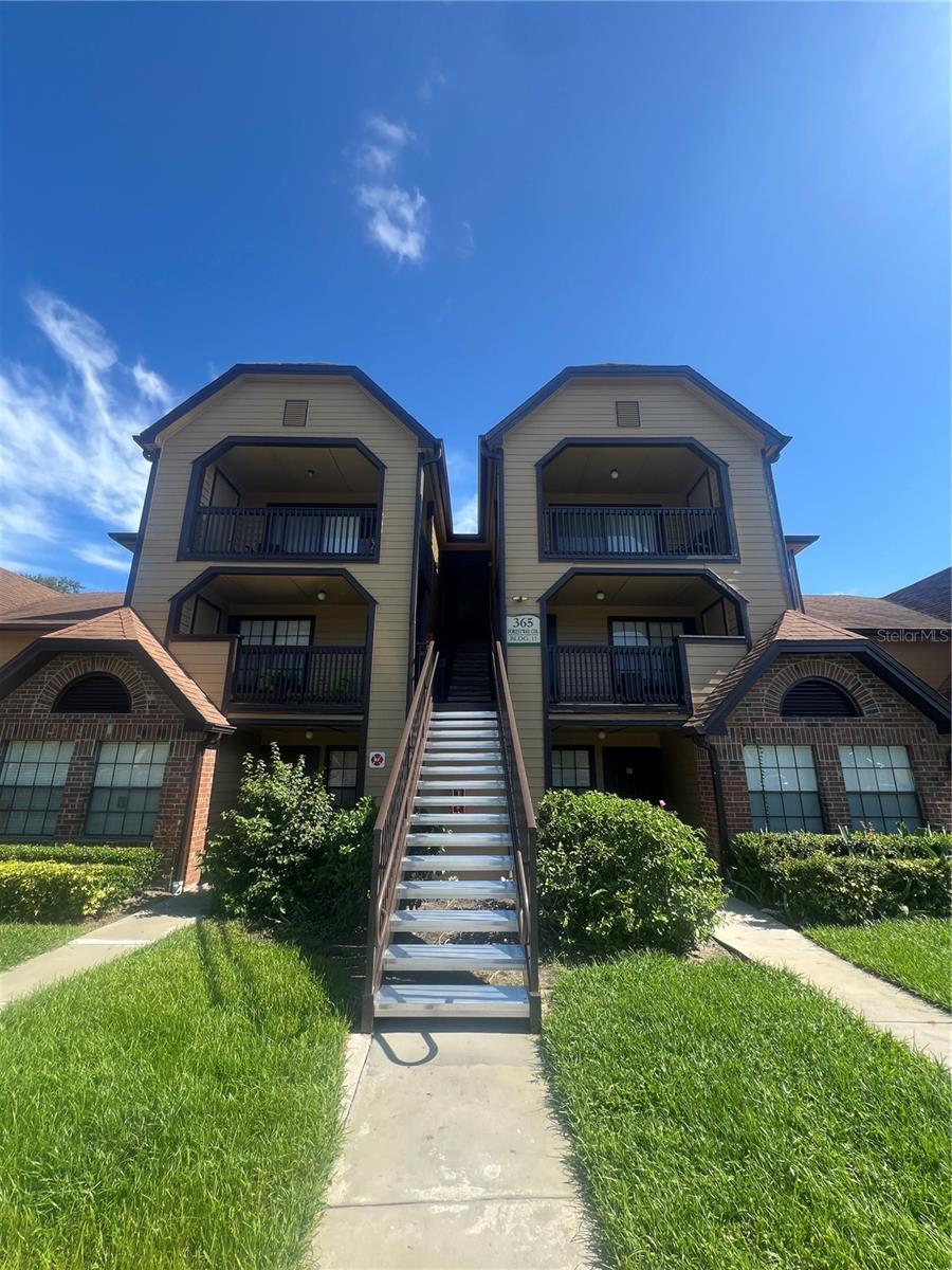 1 bedroom, 1 bathroom condo in Lakewood Park includes a spacious living area, kitchen, vaulted ceilings, walk-in closet, laundry room, and a large balcony with outside storage.
Community features include 2 swimming pools, clubhouse, gym, tennis courts, volleyball, picnic & grill area, and lake views.
Excellent location: convenient to I-4, Altamonte Mall, Altamonte Springs, Altamonte Springs Advent Health Hospital, Whole Foods, Publix, restaurants, state parks, and entertainment venues. A-rated Seminole County Schools, no pets.
There is an HOA approval that can take 5 business days.