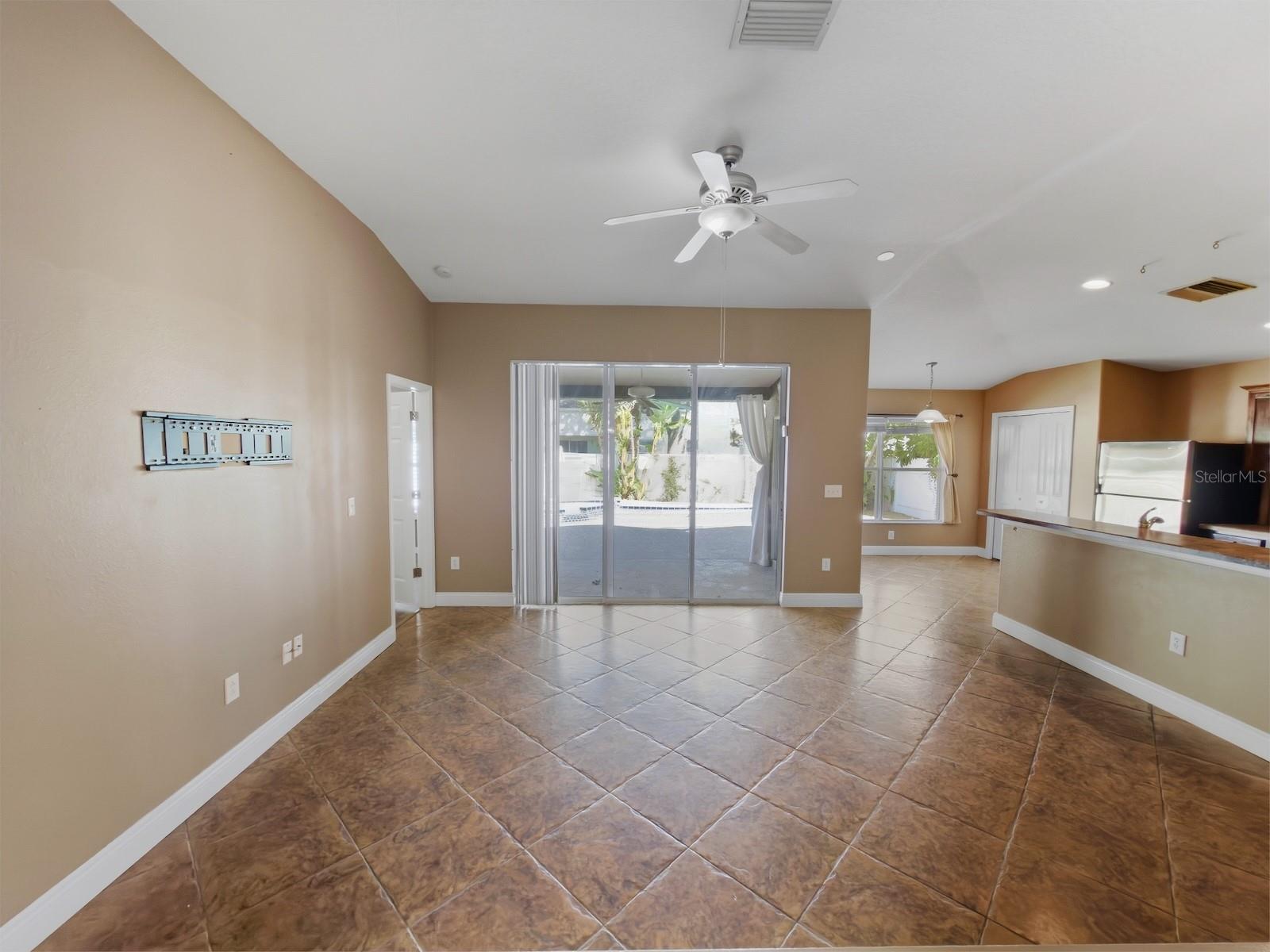 RIVERCHASE - Residential