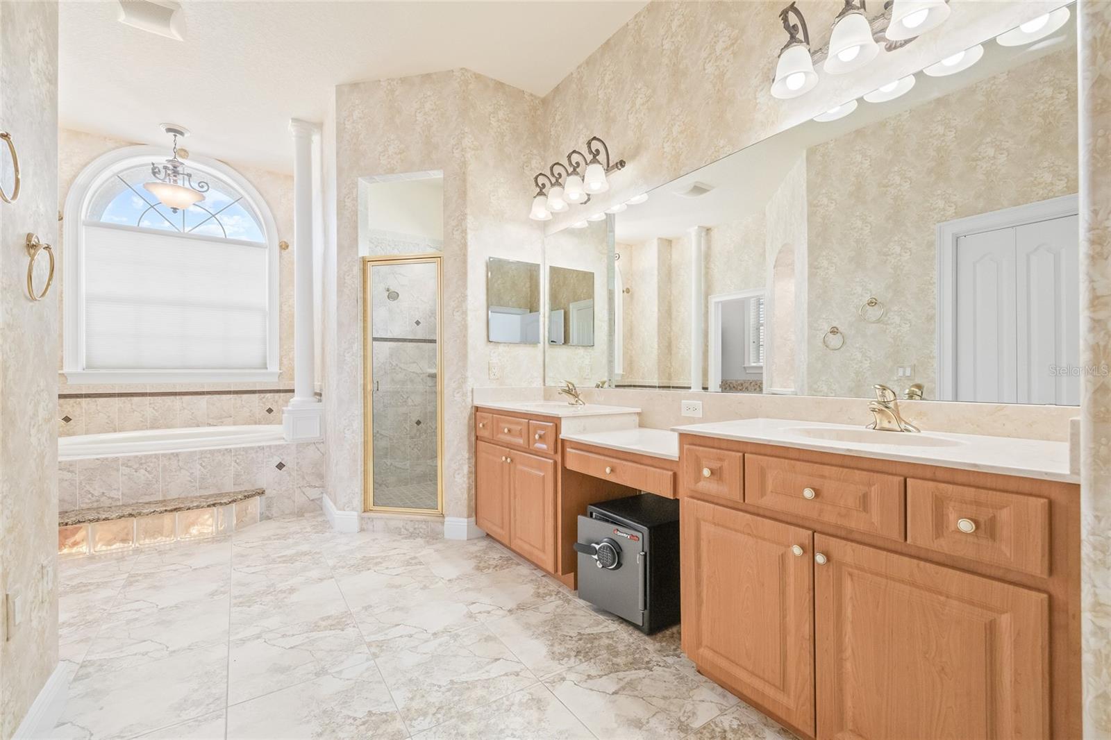 ROYAL HIGHLANDS - Residential