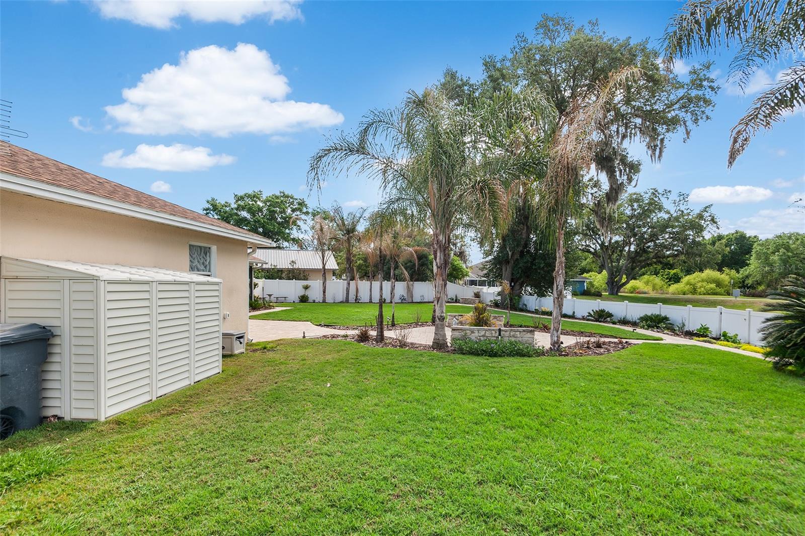 1557 KINSMAN WAY