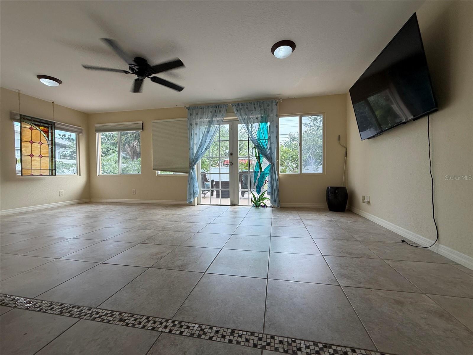 812 GUILD DRIVE