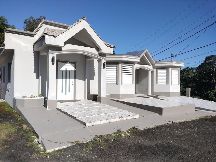 Discover this excellent property located in the Peña Pobre neighborhood of Naguabo, designed to bring you comfort, functionality, and added value, all in one place. It features 3 comfortable bedrooms, 3 full bathrooms, a walk-in closet, a spacious living room, a combined kitchen and dining area, and a family room; the home is delivered fully furnished. The property also includes a detached structure currently used for storage which features internal partitions and the potential to be converted into a separate apartment comprising one bedroom, one bathroom, a living room, and a kitchen. Furthermore, the main residence comes equipped with furniture and appliances, including a living room set, a stainless steel stove and refrigerator, a dining set, a washer and dryer, a gas water heater, bedroom sets, and an air conditioning unit.