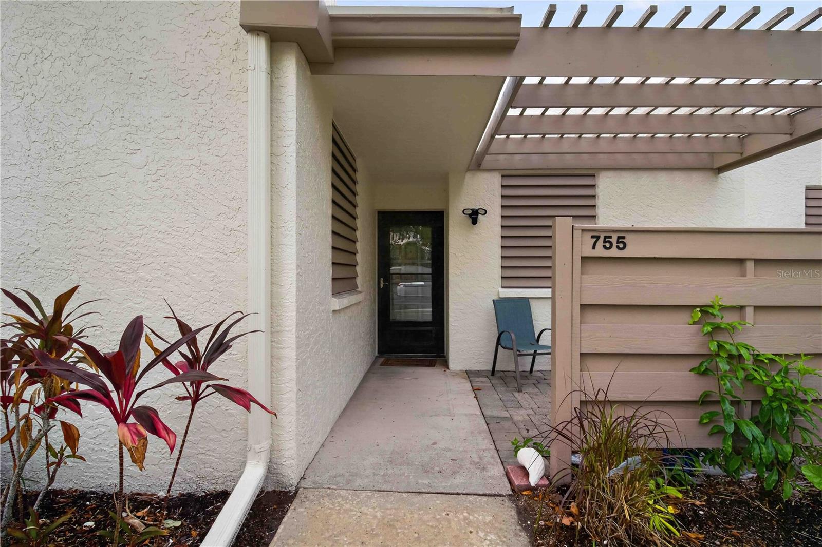 755 OAKVIEW DRIVE