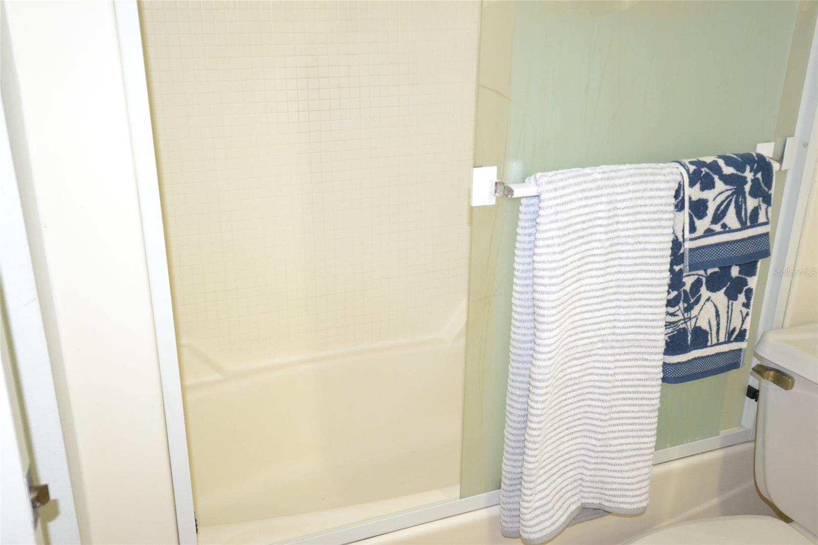 ISLANDER THE CONDO - Residential Lease