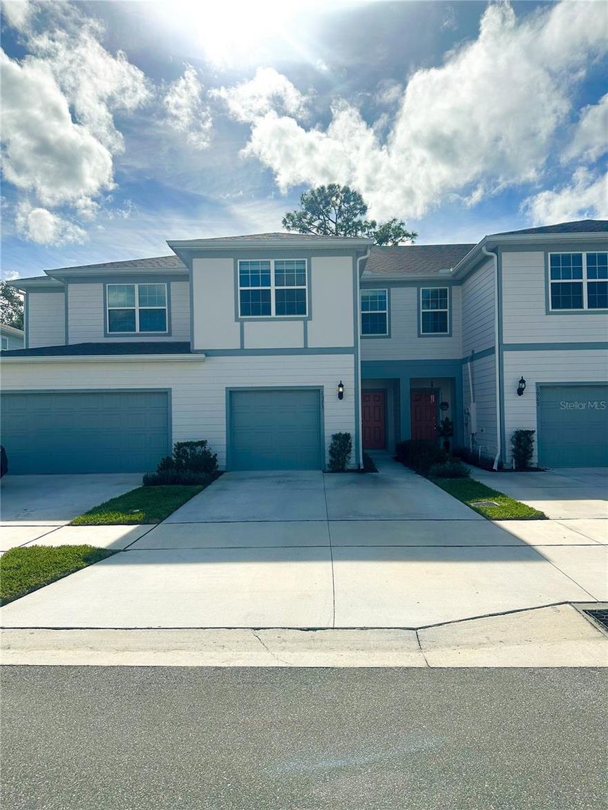 -HOLIDAY SPECIAL - 1 MONTH FREE if you apply before December 31st!

-Spacious townhome in Winter Park with 1 GB Fiber Internet + TV included. Washer & Dryer in-unit.  

-Gated community with pool and cabana in a quaint neighborhood. 

-Minutes to all of Orlando's top dining, shopping and attractions. This deal won't last, schedule your showing today!