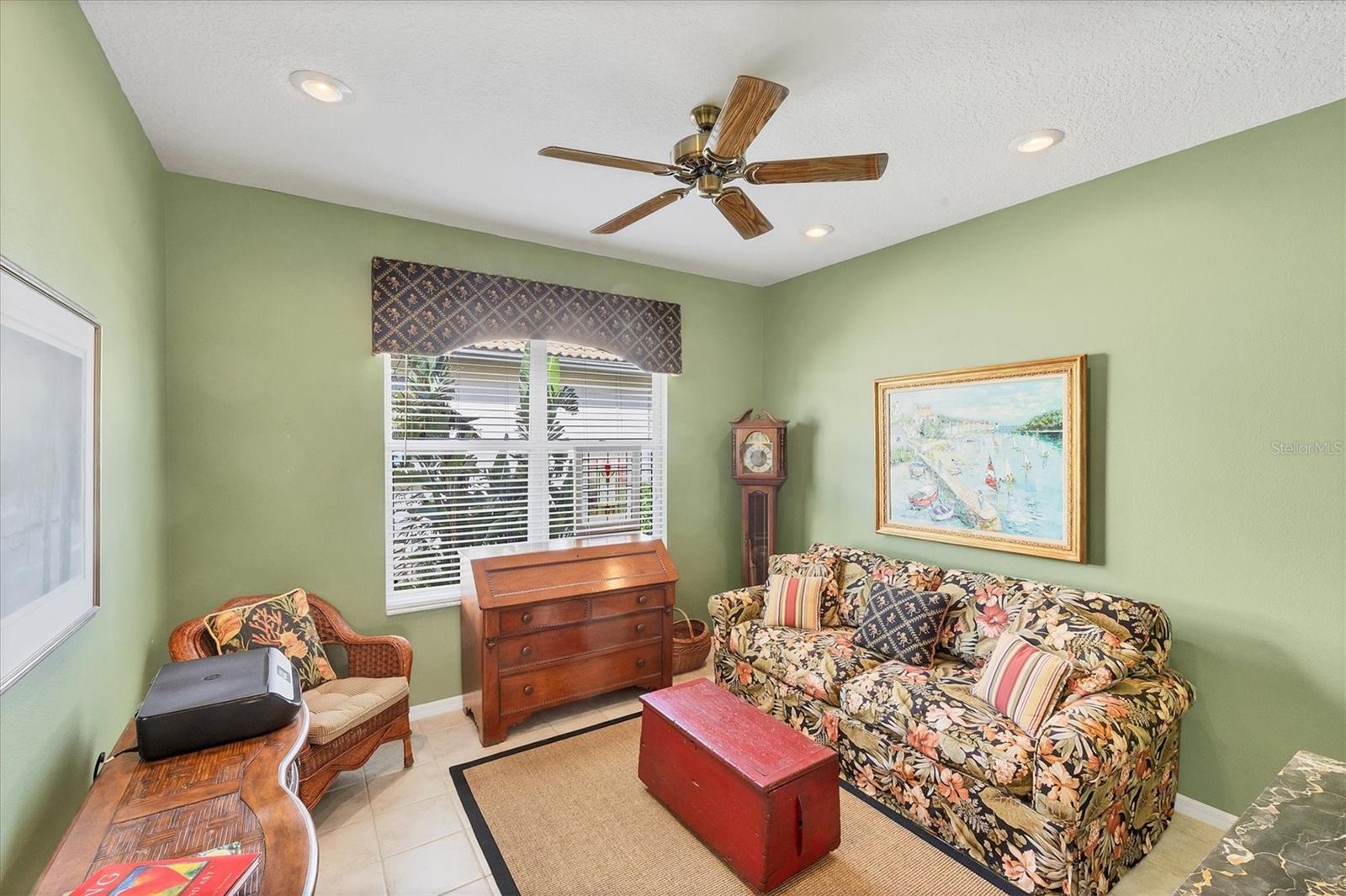 PELICAN POINTE GOLF & COUNTRY CLUB - Residential