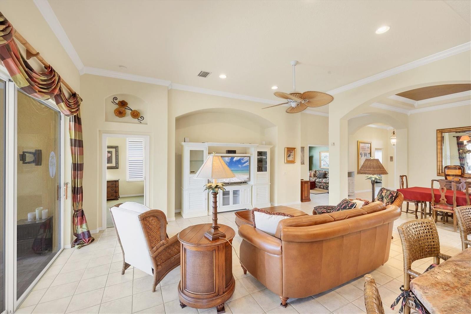 PELICAN POINTE GOLF & COUNTRY CLUB - Residential