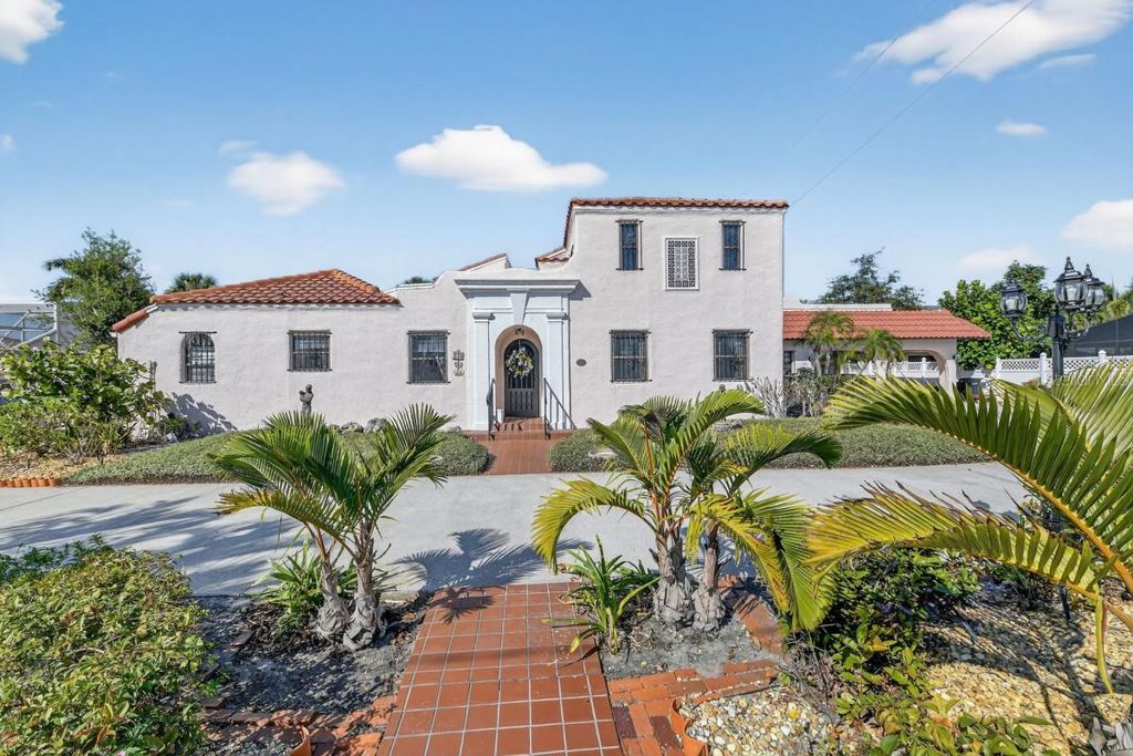 Photo of 328 Sorrento Street, Venice, FL 34285 (MLS # A4674927)