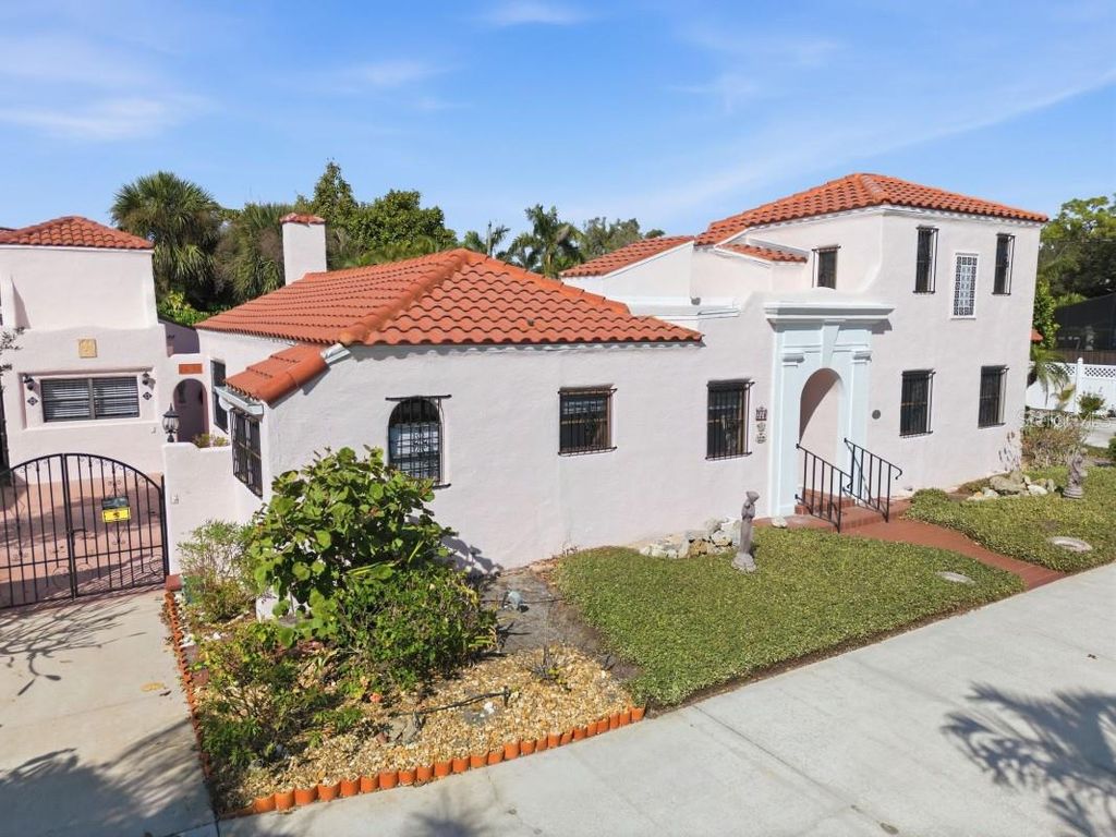 Photo of 328 Sorrento Street, Venice, FL 34285 (MLS # A4674927)