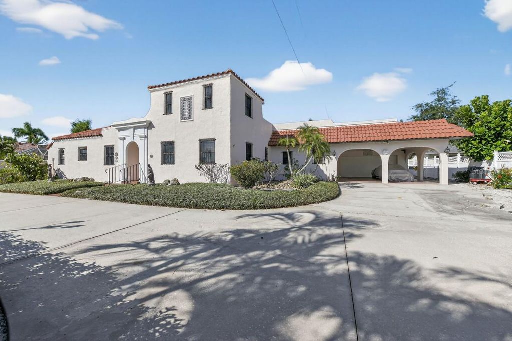 Photo of 328 Sorrento Street, Venice, FL 34285 (MLS # A4674927)