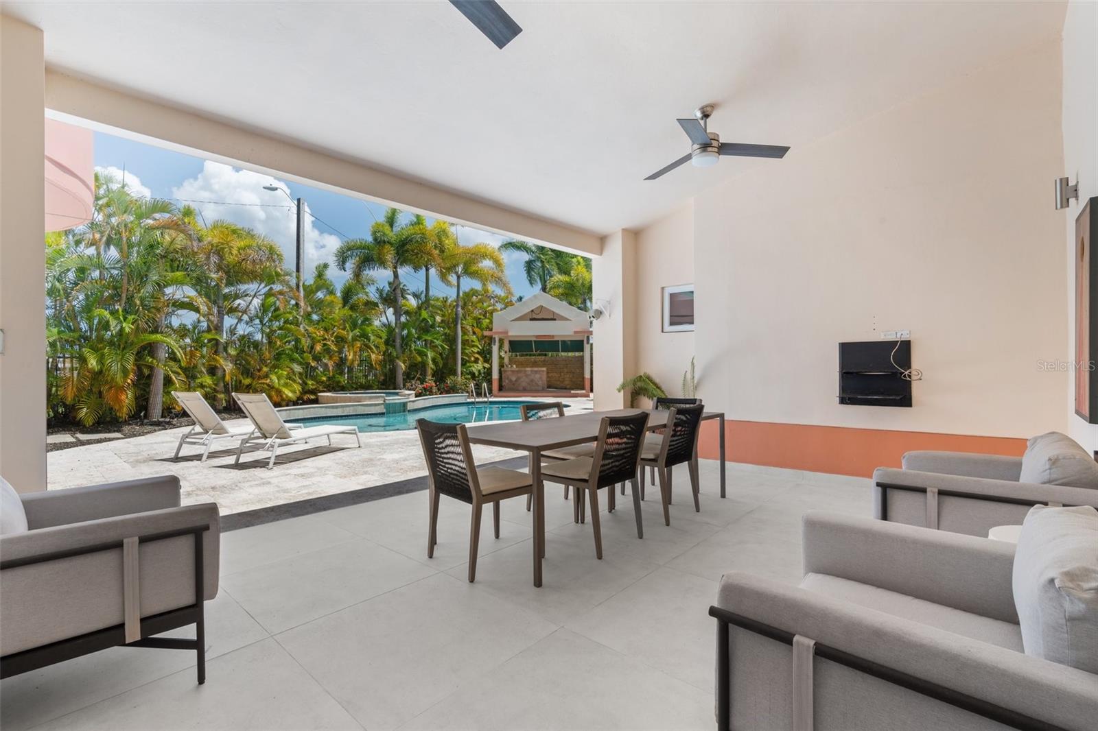 PASEO LAS PALMAS - Residential
