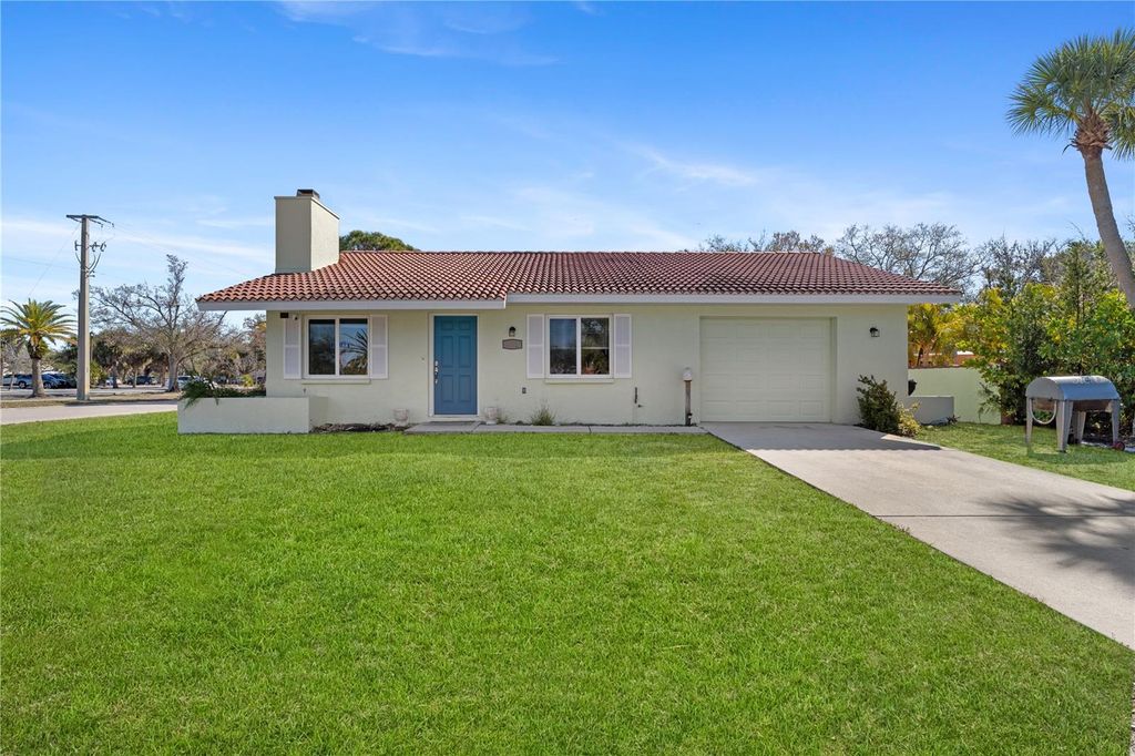 Photo of 401 Nassau Street S, Venice, FL 34285 (MLS # N6143131)