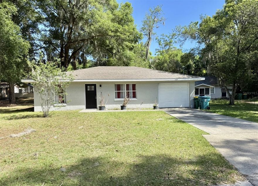 Cute 2 bedroom 1 bathroom home in Deland. Walking distance to downtown. Close to restaurants, hospitals & shopping. Close to I-4. Call us today for your private showing.