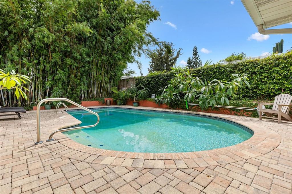 Photo of 907 N Shore Drive, Leesburg, FL 34748 (MLS # G5102062)