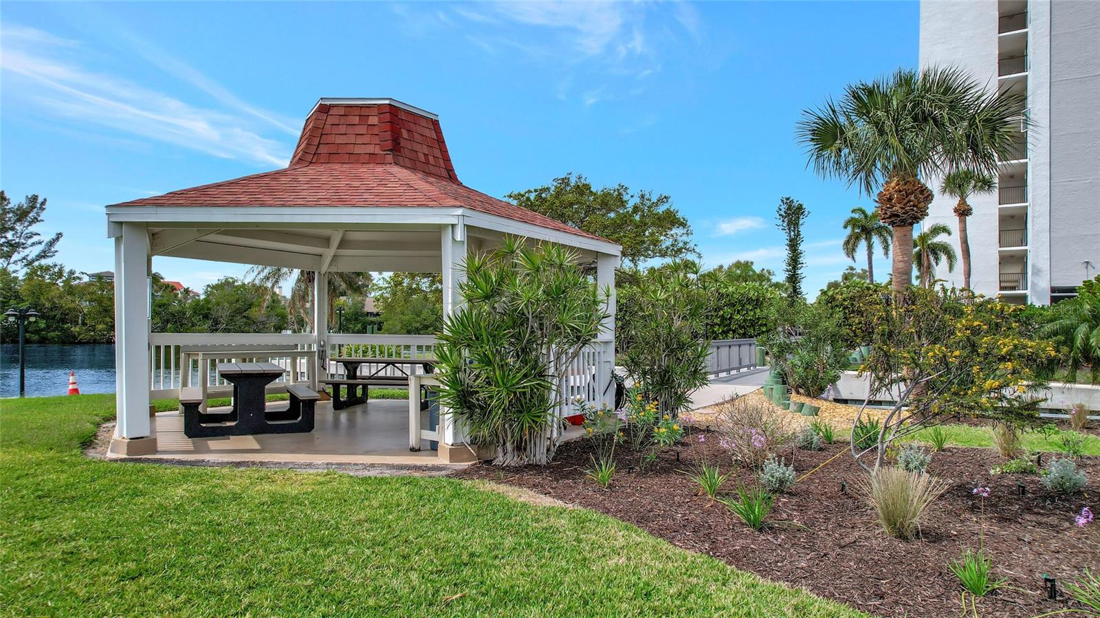 POINTE ON MIDNIGHT PASS - Residential