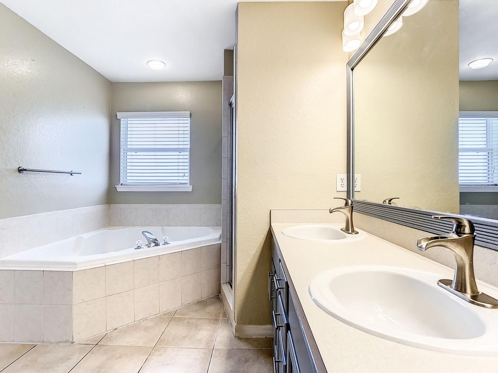 HEMINGWAY PLACE PH 02 - Residential Lease