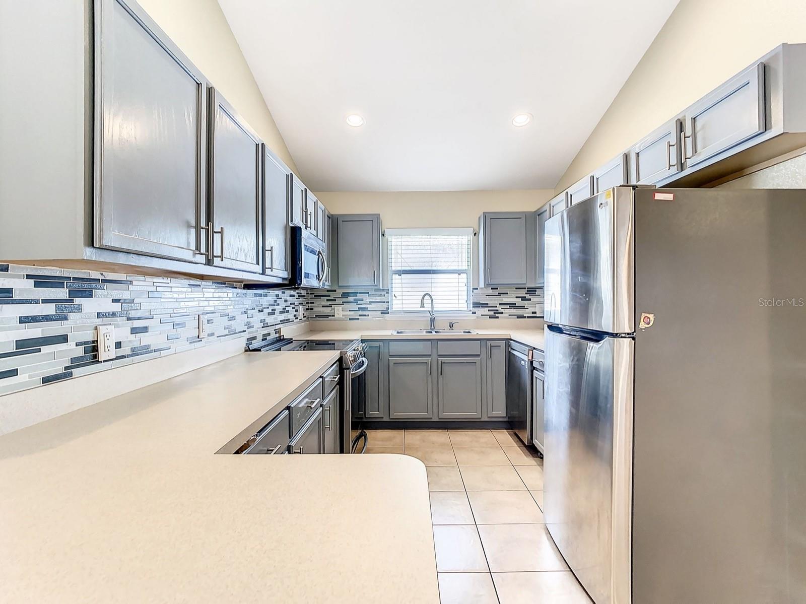 HEMINGWAY PLACE PH 02 - Residential Lease