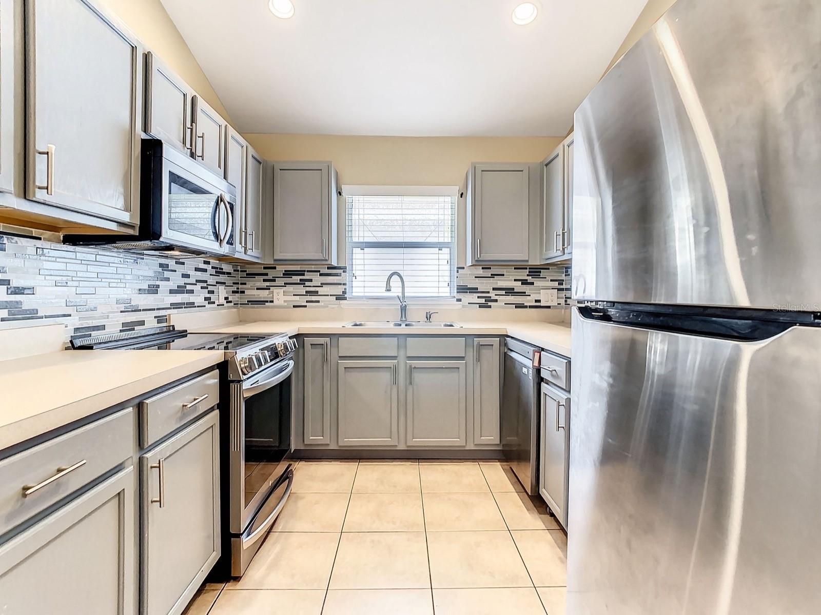 HEMINGWAY PLACE PH 02 - Residential Lease