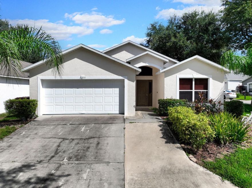 Welcome to this beautiful home in Haines City, Florida, this charming residence has been carefully renovated, offering the best in comfort and modern lifestyle.

Highlights:

New Appliances: The kitchen has been completely modernized with new state-of-the-art appliances. From the sleek refrigerator to the efficient stove and quiet dishwasher, every detail has been selected with functionality and aesthetics in mind.

New carpet throughout the home: Take your first steps in this home on new carpet. The softness under your feet adds a welcoming touch to every room, creating a warm and comfortable atmosphere throughout the home.

Spacious design: Enjoy the generosity of the interior spaces. The rooms are spacious and bright, offering a perfect canvas to customize every corner to your liking.

Master suite: The master suite is a tranquil retreat, a space designed for relaxing after a long day, with details that make all the difference.

Perfect outdoor area: The backyard is the perfect setting for barbecues, family gatherings or simply enjoying the sunny Florida weather. Create lasting memories in this outdoor space.

Strategic Location: This home is in an ideal location, close to local amenities, parks and attractions. The combination of a friendly community and proximity to everything you need makes this property an ideal place to live.

Meticulously maintained: Every detail has been carefully attended to, from the brand new appliances to the spotless carpet. This home is ready to welcome its new owners with open arms.

Schedule your viewing today and find out why this Haines City home is the perfect place to call home - don't miss out on this unique opportunity!