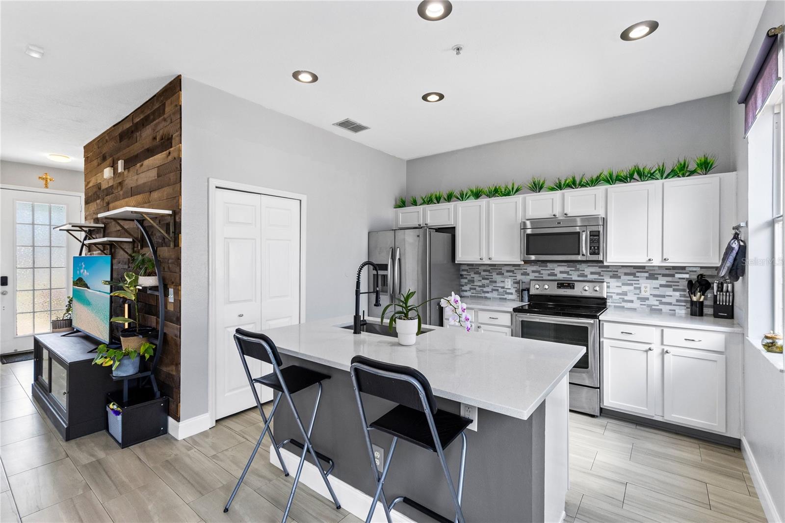 LEE VISTA SQUARE - Residential