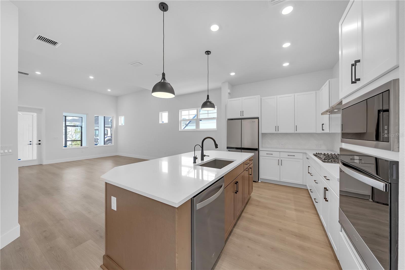 EMERALD LANDING AT WATERSIDE - Residential Lease